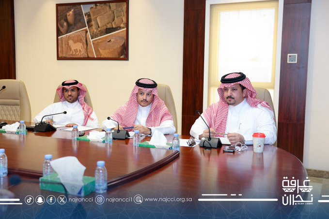 A member of the Board of Directors of the Najran Chamber and General Supervisor of the Executive Committee for the  Najran Investment Forum 2025, Mr. Abdullah bin Salem Al Mukhlis, held a meeting with the forum's working team at the chamber, attended